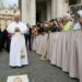 León XIV reza en el lugar del atentado de hace 45 años contra Juan Pablo II