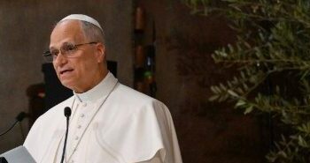 El Papa a los universitarios: sean artesanos de paz, el rearme enriquece a las élites