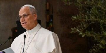 El Papa a los universitarios: sean artesanos de paz, el rearme enriquece a las élites