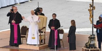 León XIV: La Iglesia debe ser clara al rechazar lo que mortifica la vida, la guerra y la violencia