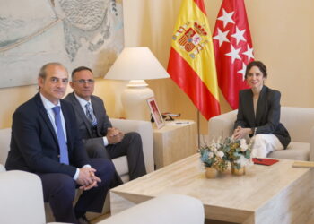 Díaz Ayuso recibe en la Real Casa de Correos al disidente cubano José Daniel Ferrer