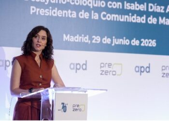 Díaz Ayuso alerta contra la intención de Sánchez de alterar el censo electoral: “No hay Ley de Nietos que oculte que España necesita reiniciarse”
