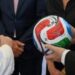 El Papa León XIV recibe el balón oficial de la Copa Mundial de futbol