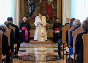 El Papa: En un mundo dividido, sean un faro de esperanza