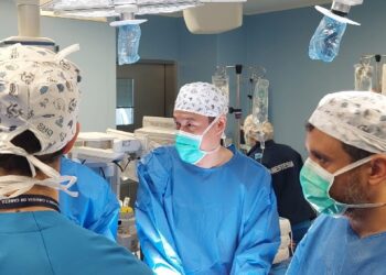 El Hospital público Príncipe de Asturias, primero de España en implantar una innovadora prótesis que recupera la voz y la deglución