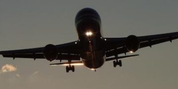 Vuelo inaugural que conecta sin escalas Madrid con la ciudad canadiense de Toronto