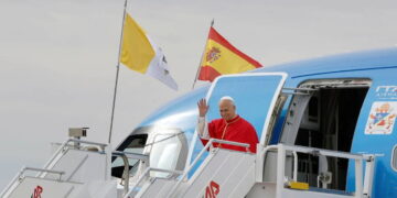 El avión del Papa toma tierra: León XIV ya está en España