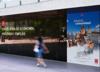 La Comunidad de Madrid engalana las fachadas de sus sedes institucionales con motivo de la visita del Papa León XIV a España