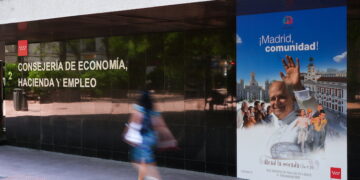 La Comunidad de Madrid engalana las fachadas de sus sedes institucionales con motivo de la visita del Papa León XIV a España