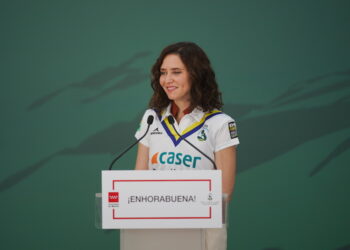 Díaz Ayuso felicita a los equipos de hockey hierba del Real Club de Campo Villa de Madrid tras su doblete ligero: “Sois parte de la historia del deporte”