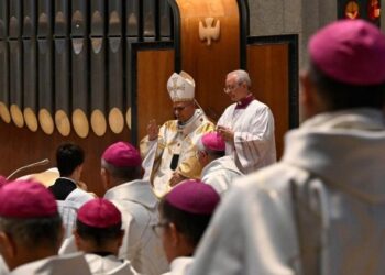 El Papa en la Sagrada Familia: Levantemos el rostro de quienes yacen en el polvo