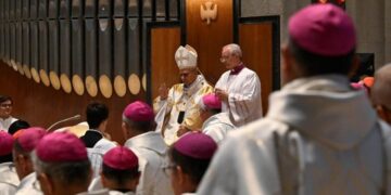 El Papa en la Sagrada Familia: Levantemos el rostro de quienes yacen en el polvo