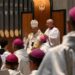 El Papa en la Sagrada Familia: Levantemos el rostro de quienes yacen en el polvo