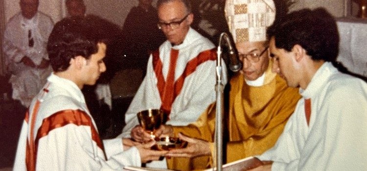 El 19 de junio de 1982, Robert Prevost fue ordenado sacerdote