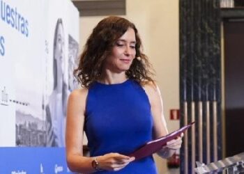 Díaz Ayuso recopila «en cinco folios» los temas de corrupción, nepotismo y autoritarismo del Gobierno de Sánchez de esta semana.