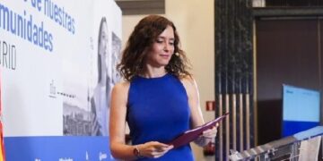 Díaz Ayuso recopila «en cinco folios» los temas de corrupción, nepotismo y autoritarismo del Gobierno de Sánchez de esta semana.