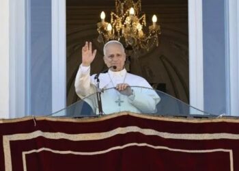 León XIV saluda a los fieles a su llegada a Castel Gandolfo