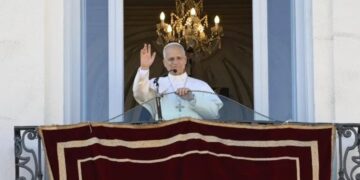 León XIV saluda a los fieles a su llegada a Castel Gandolfo
