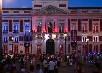 La Comunidad de Madrid ilumina la fachada de la Real Casa de Correos con los colores de la bandera de EE. UU. por el 250º aniversario de su independencia