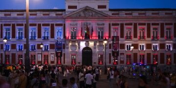 La Comunidad de Madrid ilumina la fachada de la Real Casa de Correos con los colores de la bandera de EE. UU. por el 250º aniversario de su independencia