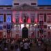 La Comunidad de Madrid ilumina la fachada de la Real Casa de Correos con los colores de la bandera de EE. UU. por el 250º aniversario de su independencia