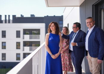 Díaz Ayuso entrega las llaves de 524 viviendas del Plan Vive de alquiler asequible en Boadilla del Monte: “Es la apertura a nuevos proyectos y oportunidades”