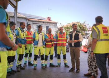 El consejero de Presidencia, Justicia y Administración Local supervisa la atención en la llegada de los vecinos evacuados que vuelven a sus casas en Chapinería y Navas del Rey
