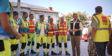 El consejero de Presidencia, Justicia y Administración Local supervisa la atención en la llegada de los vecinos evacuados que vuelven a sus casas en Chapinería y Navas del Rey