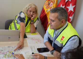 El consejero de Vivienda, Transportes e Infraestructuras de la Comunidad de Madrid supervisa los trabajos de reparación de las vías afectadas por los incendios
