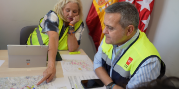 El consejero de Vivienda, Transportes e Infraestructuras de la Comunidad de Madrid supervisa los trabajos de reparación de las vías afectadas por los incendios