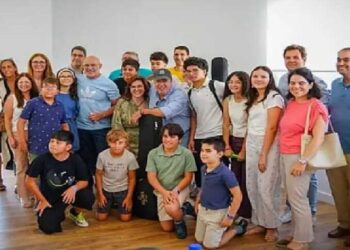 «La gente se ha dejado abrazar»: el párroco de Las Rozas celebra Misa con los evacuados acogidos en el polideportivo de La Marazuela