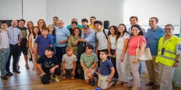«La gente se ha dejado abrazar»: el párroco de Las Rozas celebra Misa con los evacuados acogidos en el polideportivo de La Marazuela