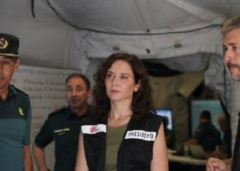 Díaz Ayuso anuncia un plan urgente de vivienda dotado con 30 millones para atender a las familias damnificadas por los incendios y ayudas directas para el alquiler