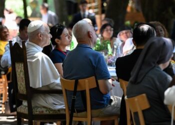 El Papa almuerza con los más necesitados: Personas que anhelan una Iglesia que acoja