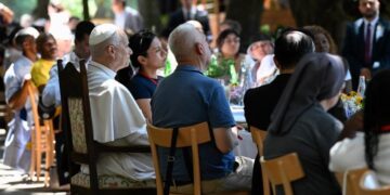 El Papa almuerza con los más necesitados: Personas que anhelan una Iglesia que acoja