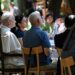 El Papa almuerza con los más necesitados: Personas que anhelan una Iglesia que acoja