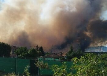 En la zona afectada por el incendio forestal de Lozoyuela están trabajando 28 medios terrestres y 9 helicópteros.