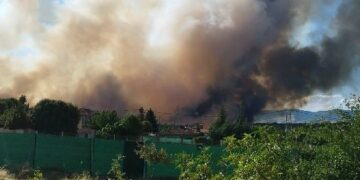 En la zona afectada por el incendio forestal de Lozoyuela están trabajando 28 medios terrestres y 9 helicópteros.
