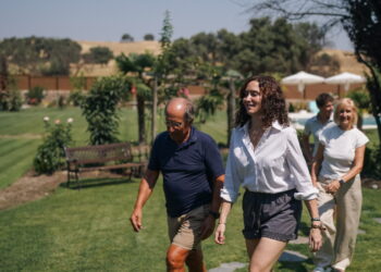 Díaz Ayuso anuncia un millón de euros para retirar arizónicas en viviendas próximas a áreas forestales