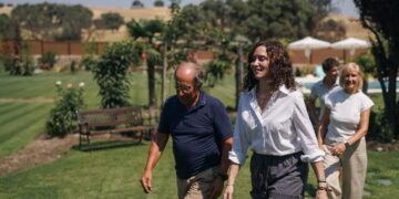 Díaz Ayuso anuncia un millón de euros para retirar arizónicas en viviendas próximas a áreas forestales