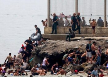 España: migrantes llegan a Ceuta nadando desde Marruecos