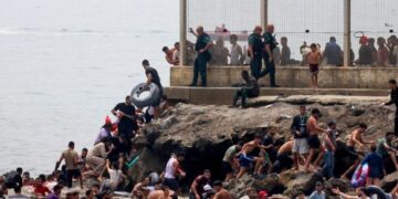 España: migrantes llegan a Ceuta nadando desde Marruecos