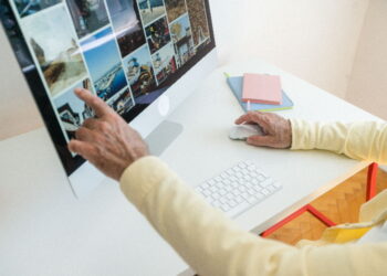 Majadahonda enseña a sus mayores a organizar fotos, usar el correo y tramitar el certificado digital desde el móvil