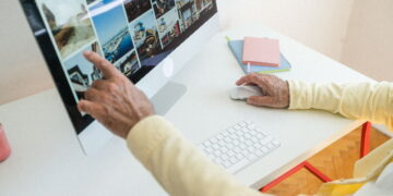 Majadahonda enseña a sus mayores a organizar fotos, usar el correo y tramitar el certificado digital desde el móvil