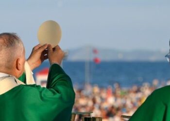 El Papa: El mundo ofrece caos y evasión cuando el bienestar reside en nosotros mismos