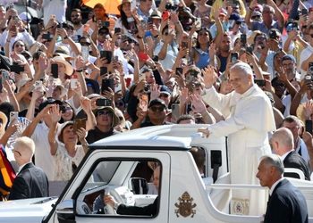 El Papa insta a desenmascarar las contradicciones del mundo contemporáneo