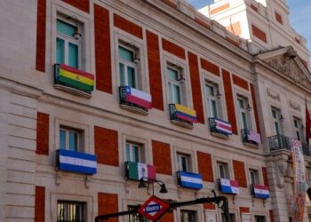 La Real Casa de Correos luce las banderas de los 22 países hispanohablantes y Estados Unidos como país invitado de Hispanidad 2026