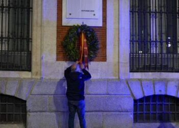 La Comunidad de Madrid recuerda a las víctimas del COVID-19 con la tradicional corona de laurel en la fachada de la Real Casa de Correos