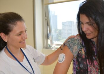 El Hospital público Ramón y Cajal emplea por primera vez en España un sistema automatizado sin catéter para administrar insulina a adultos con diabetes tipo 1