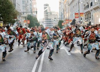 La Comunidad de Madrid llevará a la Gran Vía la fiesta más colorida de Hispanidad 2026 con una cabalgata llena de música, danza, teatro y circo